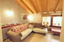 PORZIONE DI TESTA CON SCOPERTO PRIVATO in Vendita