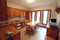 CASA SINGOLA CON AMPIO MAGAZZINO in Vendita