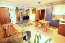 MIDI APPARTAMENTO AL PRIMO PIANO CON TERRAZZO ABITABILE in Vendita