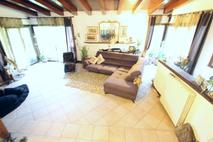 PORZIONE DI TESTA CON 300 MQ DI GIARDINO in Vendita
