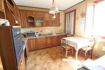 PORZIONE DI BIFAMILIARE CON GIARDINO DI 1100 MQ in Vendita